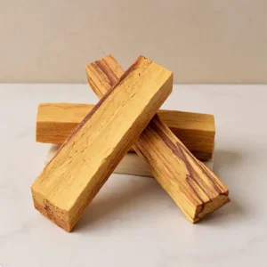 Sticks de palo santo natural de madera peruana con vetas visibles sobre superficie clara