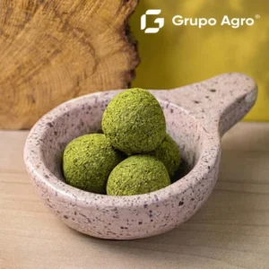 Nuestras Esferas de Incienso de Palo Santo y Ruda al por mayor son elaboradas artesanalmente en Perú con ingredientes de origen natural, combinando polvo de Palo Santo peruano (Bursera graveolens) con ruda para ofrecer un aroma herbal, amaderado, intenso y diferenciado. Cada esfera de 3 cm está diseñada para importadores, distribuidores, mayoristas y marcas privadas que buscan inciensos naturales con identidad peruana, presentación comercial, control por lote y opciones de abastecimiento internacional, disponibles en presentaciones de 6, 10 y 100 unidades, con MOQ flexible, packaging personalizado, documentación de exportación y soporte logístico internacional. Formato Incienso de Palo Santo y Ruda – esferas Origen Perú (Bursera graveolens) Medida 3 cm Presentación 6, 10 y 100 unidades, con opción de packaging personalizado MOQ Flexible Logística Documentación de exportación y soporte logístico internacional